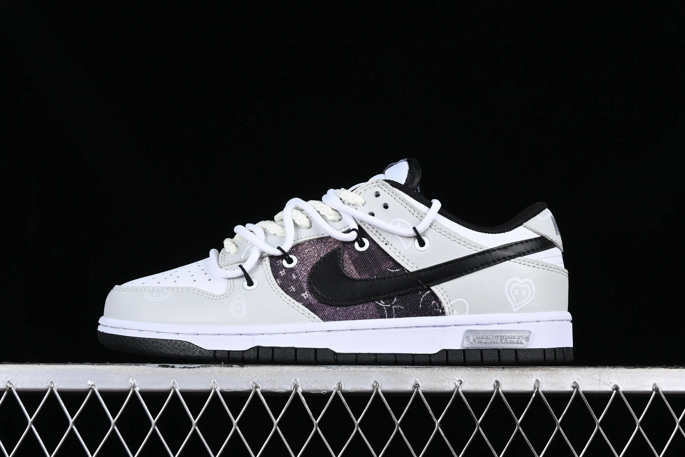All categories Nk SB Dunk series Nk SB Dunk Low low-top sneakers Nk Dunk Low Panda Prank-Love Cashew Flower SB strap casual sneakers DJ6188-002